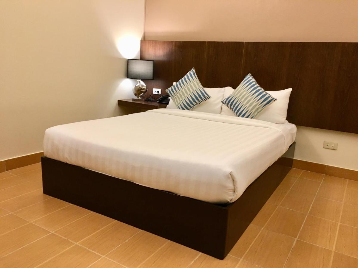 Eon Centennial Resort Hotel & Waterpark Iloilo Esterno foto